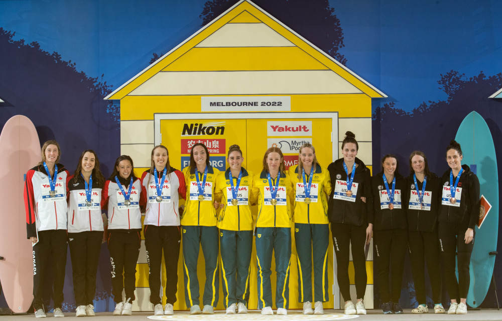 包含澳大利亚院校赢得女子600米接力的胜利的词条