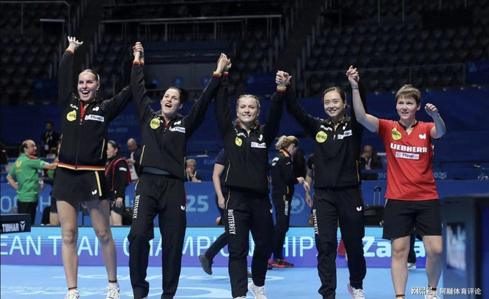 法国队员在欧洲锦标赛中展现球技 法国队员在欧洲锦标赛中展现球技