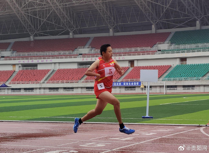 体能爆棚！田径比赛选手力争第一的简单介绍