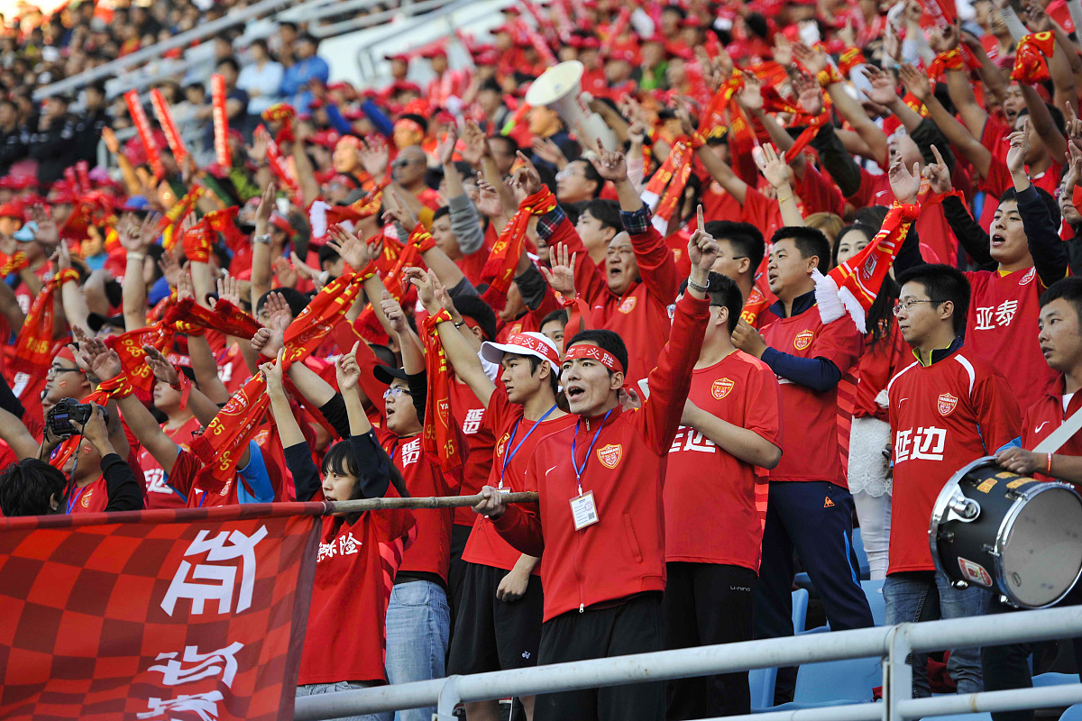 包含足球大赛比赛现场精彩展示，球队奋力拼搏全力争胜的词条